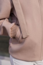 Демисезонный бомбер Mila Nova К-368 бежевый+капучино — изображение 7